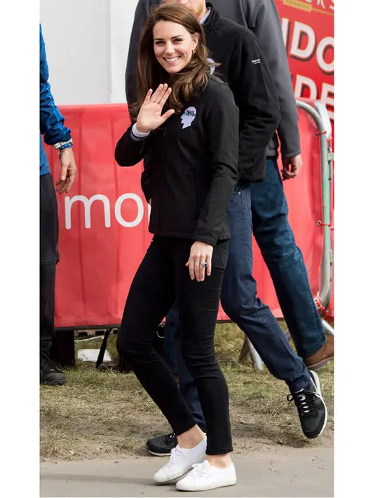 Seperti di foto ini, Kate memilih untuk tampil dengan outfit hitamnya. Namun suasana gelap itu menjadi semakin kece dengan sneakers putih yang dipakainya itu. (Foto: Cliqueinc.com)