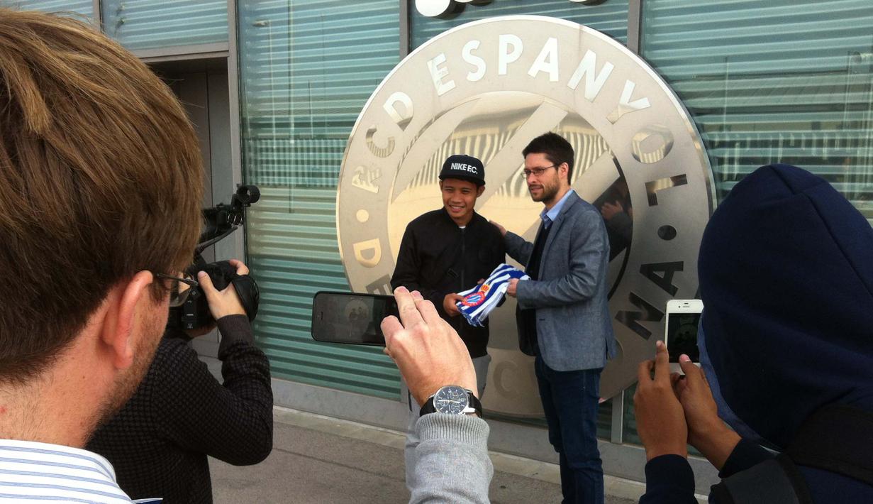 Evan Dimas Darmono disambut perwakilan RCD Espanyol saat tiba di Estadio Cornella-El Prat (markas RCD Espanyol). (Bola.com/La Liga)