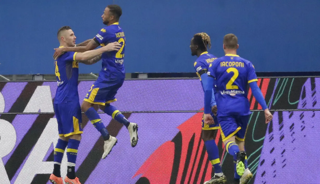 Pemain Parma Jasmin Kurtic (kiri) merayakan bersama rekan setimnya Yordan Osorio usai mencetak gol ke gawang AC Milan pada pertandingan Serie A di Stadion San Siro, Milan, Italia, Minggu (13/12/2020). AC Milan masih puncaki klasemen usai bermain imbang 2-2 lawan Parma. (AP Photo/Luca Bruno)