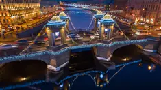 Pemandangan Jembatan Lomonosov yang berhias dekorasi Natal dan Tahun Baru di Sungai Fontanka, St.Petersburg, Rusia, Senin (17/12). (AP Photo/Dmitri Lovetsky)