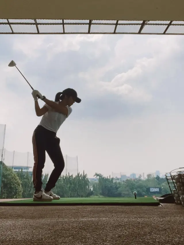 Tampil Sporty, Ini 6 Gaya Stylish Fay Nabila Saat Main Golf