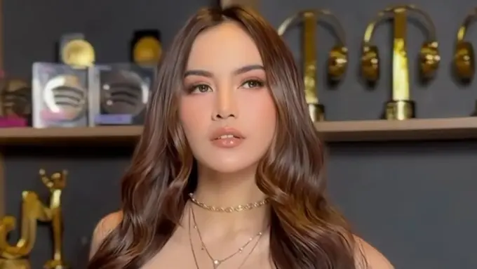 Mahalini tampil serba pink saat Hadir di Acara Kecantikan Brand Prancis. [@dhirmanputra]