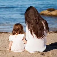 ilustrasi ibu dan anak/copyright by antoniodiaz from Shutterstock