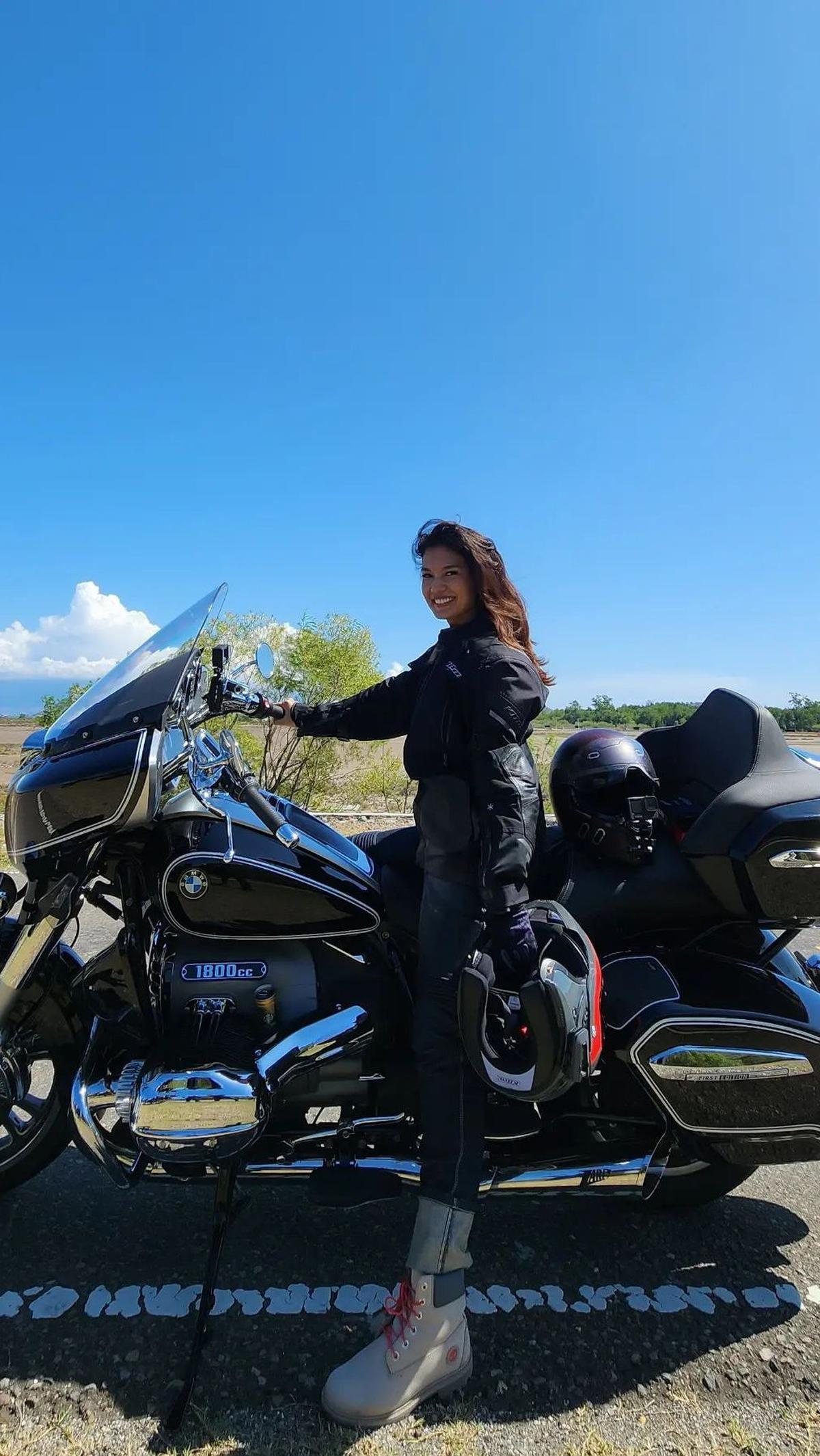 Tak sendiri, pemilik nama lengkap Judika Nalom Abadi Sihotang ini membawa sang istri tercinta, Duma Riris Silalahi saat touring.