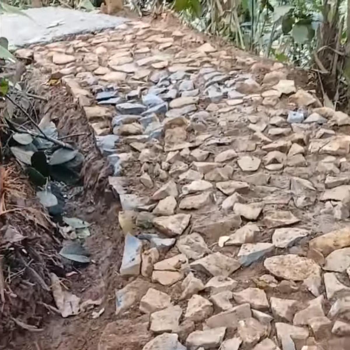 Aksi emak-emak kompak gotong royong membangun jalan di Tasikmalaya