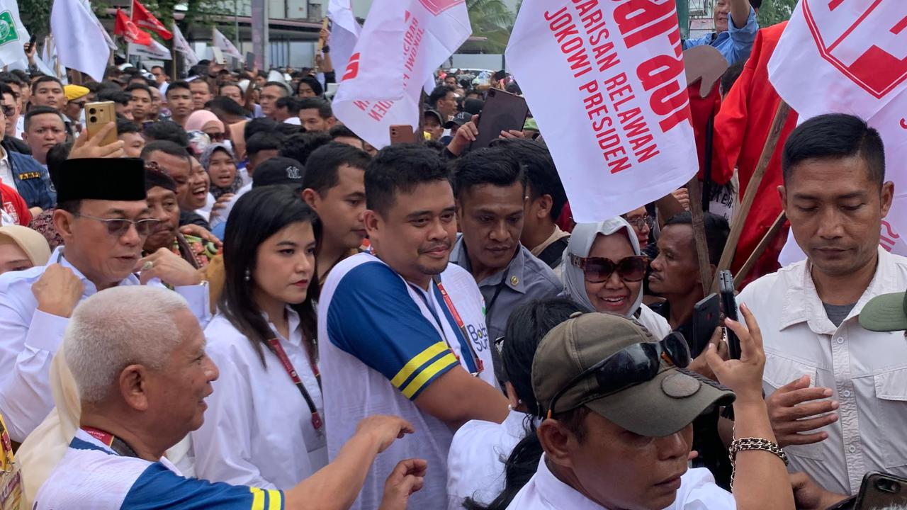 Daftar ke KPU Sumut, Bobby Naik Motor Listrik Berboncengan dengan Kahiyang