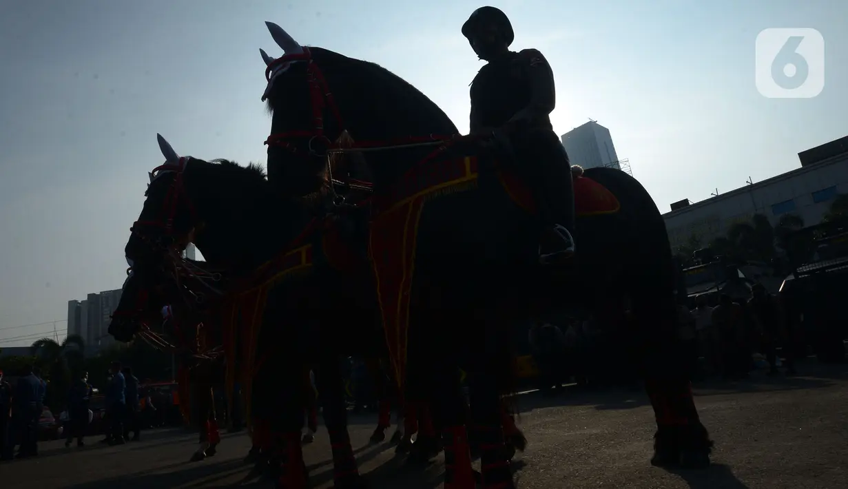 Personel Polisi berkuda mengikuti apel gelar pasukan Operasi Lilin Jaya 2021 di lapangan Polda Metro Jaya, Jakarta, Kamis (23/12/2021). Apel gelar pasukan dipimpin langsung oleh Gubernur DKI Jakarta Anies Baswedan. (merdeka.com/Imam Buhori)