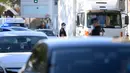 Petugas polisi setempat mengontrol pergerakan orang di sebuah pos pemeriksaan lalu lintas di kota Fuenlabrada yang tertutup sebagian, di wilayah Madrid (22/9/2020). Penguncian dilakukan akibat infeksi virus melonjak. (AFP/Oscar Del Pozo)