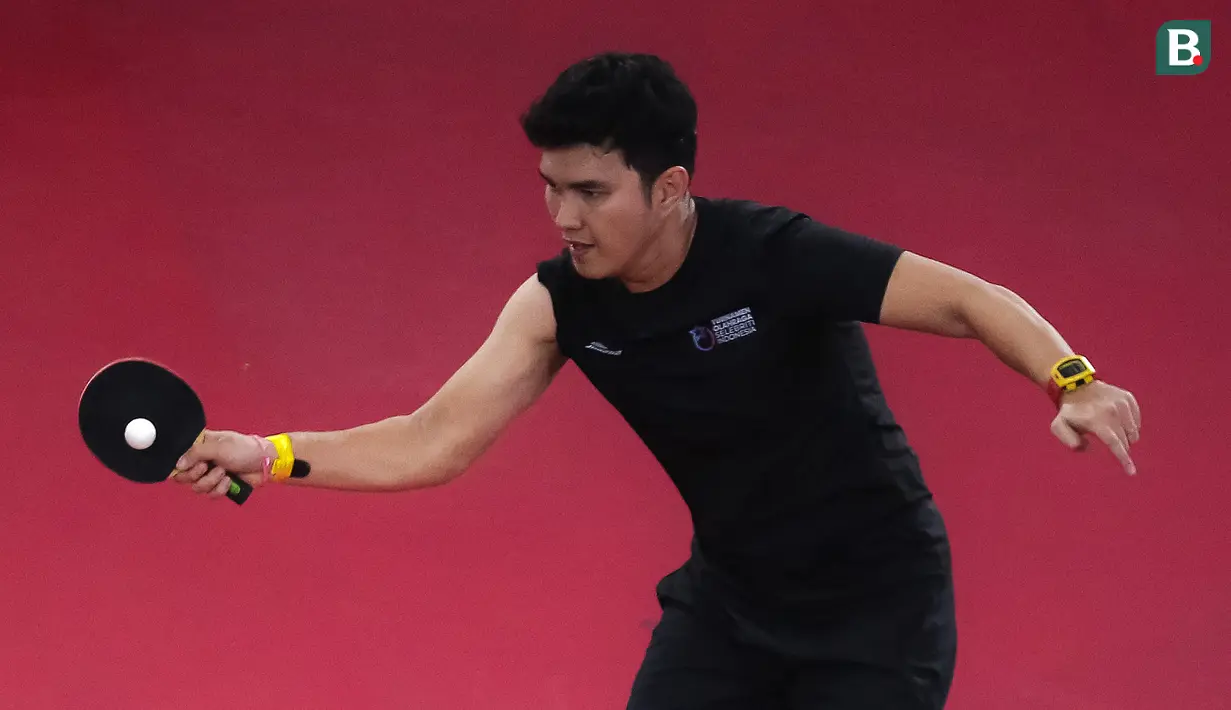 Selebritas Aldi Taher berusaha mengembalikan bola ke arah Rizky Billar saat laga tenis meja Turnamen Olahraga Selebriti Indonesia (TOSI) di GOR UNJ, Jakarta, Minggu (16/07/2023). Aldi Taher kalah tiga set langsung dari Rizky Billar dengan skor 12-21, 15-21, 11-21. (Bola.com/Bagaskara Lazuardi)