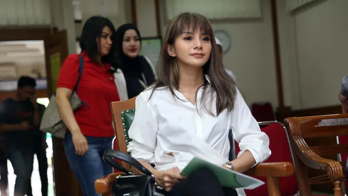 [Bintang] Sidang Cerai Kirana Larasati