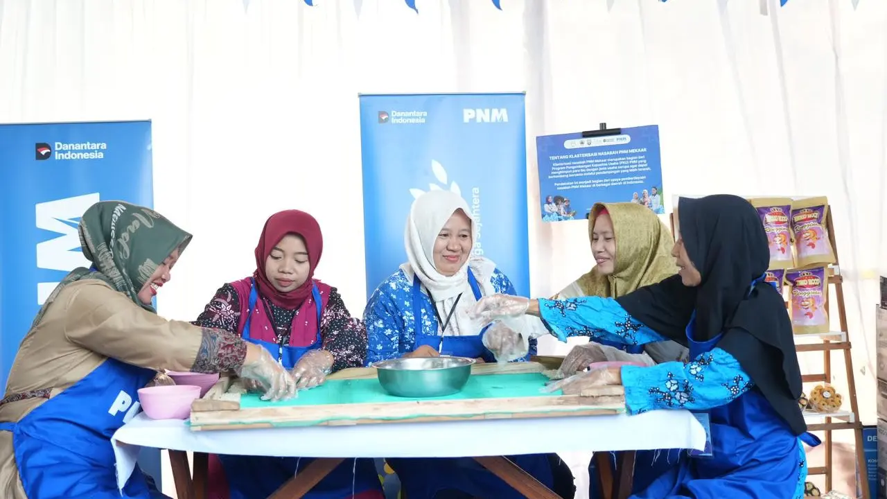 Peringatan Hari Kartini, Eko Purwanti, seorang ibu yang mengembangkan usaha rengginang hasil olahan laut serta katering di pesisir Rembang, Jawa Tengah.