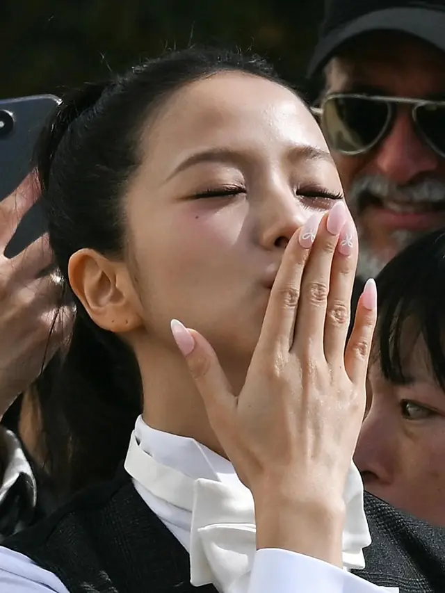 Princess Dior Jisoo BLACKPINK Tampil Dualisme dengan Aksen Serba Pita di Paris Fashion Week