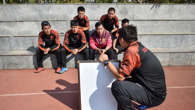Mantan Penyerang Manchester United Latih Anak-Anak di China