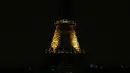 Landmark kota Paris, Menara Eiffel, saat lampu dimatikan untuk menghormati para korban serangan di sinagog, tempat peribadatan pemeluk Yahudi, di Pittsburgh pada Senin (29/10). Dalam serangan itu, sedikitnya 11 orang tewas. Zakaria ABDELKAFI/AFP)