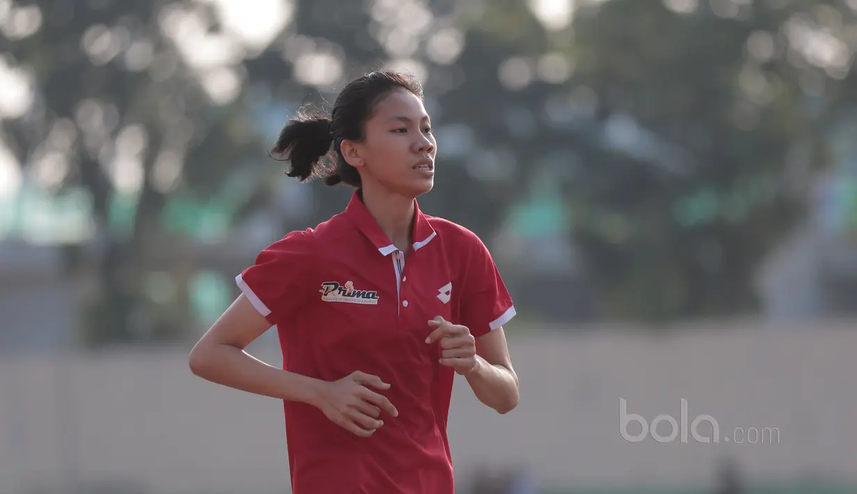 Ekspresi atlet Taekwondo, Mariska Halinda saat sesi ketahanan fisik di GOR Rawamangun, Jakarta, (12/7/2017). (Bola.com/Nicklass Hanoatubun)