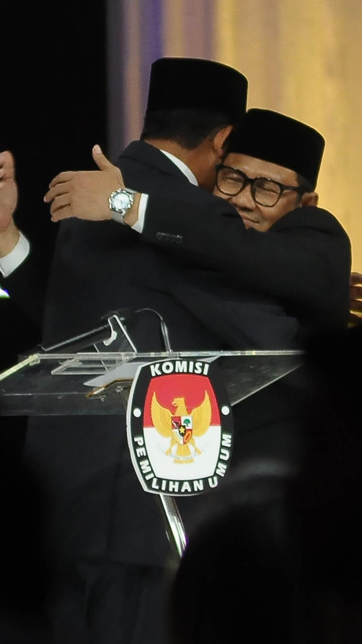 Pasangan capres dan cawapres nomor urut 1, Anies Baswedan-Muhaimin Iskandar tampak saling berpelukan seusai penyampaian pernyataan penutup.&nbsp;Foto: Merdeka.com/Imam Buhori