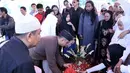 Suasana haru dan isak tanggis anak cucu mewarnai pemakaman ibunda Adi Bing Slamet, Jumat pagi (29/7/2016). Almarhum dimakamkan satu lubang dengan suaminya, di Tempat Pemakaman Umum (TPU) Karet Bivak, Jakarta Pusat. (Nurwahyunan/Bintang.com)
