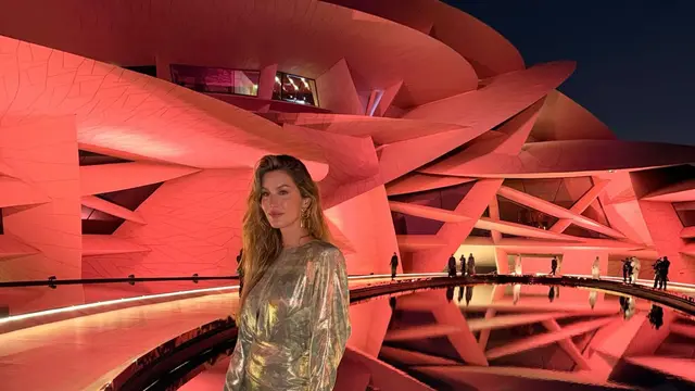 Pesona Glamor Supermodel Gisele Bundchen di Fashion Trust Arabia Awards 2025, Makin Awet Muda di Usia 45 Tahun