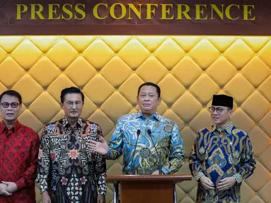 Ketua MPR Bambang Soesatyo (kedua kanan) bersama Wakil Ketua MPR Yandri Susanto (kanan), Fadel Muhammad (kedua kiri) dan Ahmad Basarah (kiri) saat menggelar konferensi pers di Nusantara IV, Kompleks Parlemen MPR/DPR-DPD, Senayan, Jakarta, Senin (14/8/2023). (Liputan6.com/Faizal Fanani)