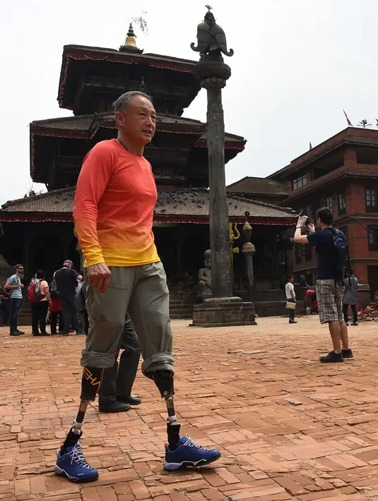 Foto pada 4 April 2018 memperlihatkan pendaki difabel asal China, Xia Boyu selama wawancara di Bhaktapur, Kathmandu. Xia menjadi orang kedua yang berhasil menuju puncak Everest usai amputasi ganda setelah Selandia Baru Mark Inglis. (AFP/PRAKASH MATHEMA)