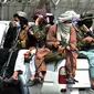 Pasukan Taliban berjaga di luar Bandara Internasional Hamid Karzai, Kabul, Afghanistan, 31 Agustus 2021. Taliban menguasai Bandara Kabul setelah Amerika Serikat menarik semua pasukannya dari Afghanistan. (WAKIL KOHSAR/AFP)