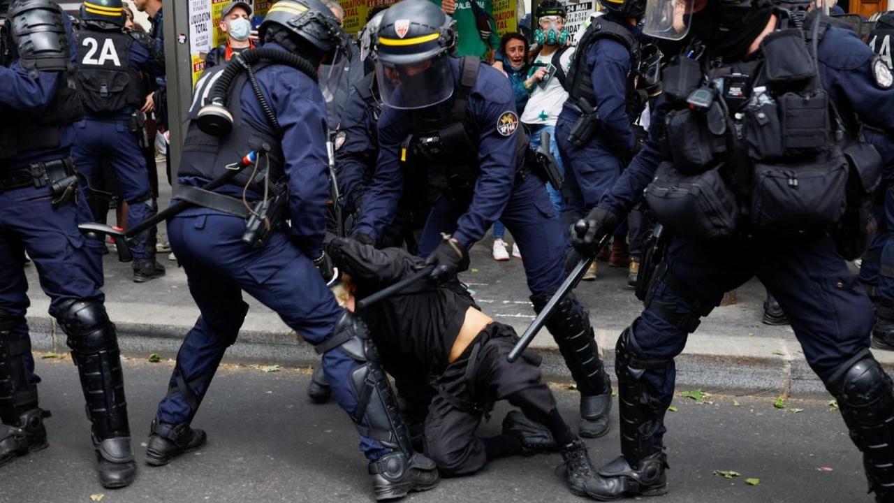 Aparat kepolisian menangkap seorang pengunjuk rasa dalam aksi peringatan May Day atau Hari Buruh Sedunia di Paris, Prancis, pada Rabu (1/5/2024). Aksi May Day di berbagai negara diwarnai dengan bentrokan antara kaum buruh dan aparat kepolisian.&nbsp;REUTE