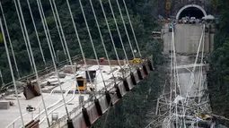 Kondisi jembatan ambruk yang menghubungkan Bogota dengan Kota Villavicencio di kota Guayabetal, Senin (16/1).  Penyebab ambruknya jembatan sepanjang 446 meter yang jatuh sampai ke jurang di bawahnya tersebut sedang diselediki. (Raul Arboleda/AFP)