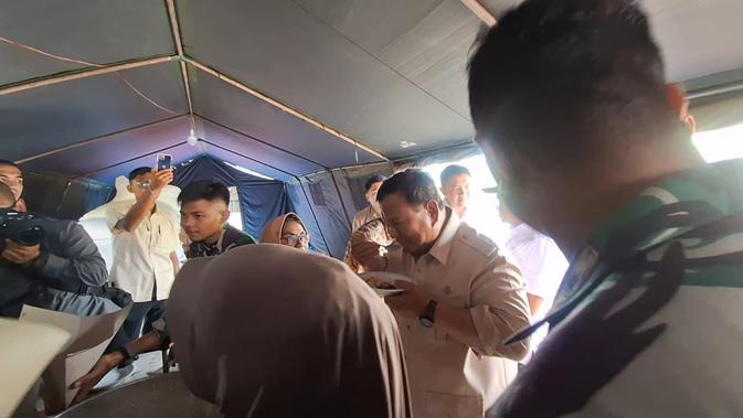 Momen Prabowo Makan Ikan Tongkol di Posko Pengungsian Korban Banjir Bireuen