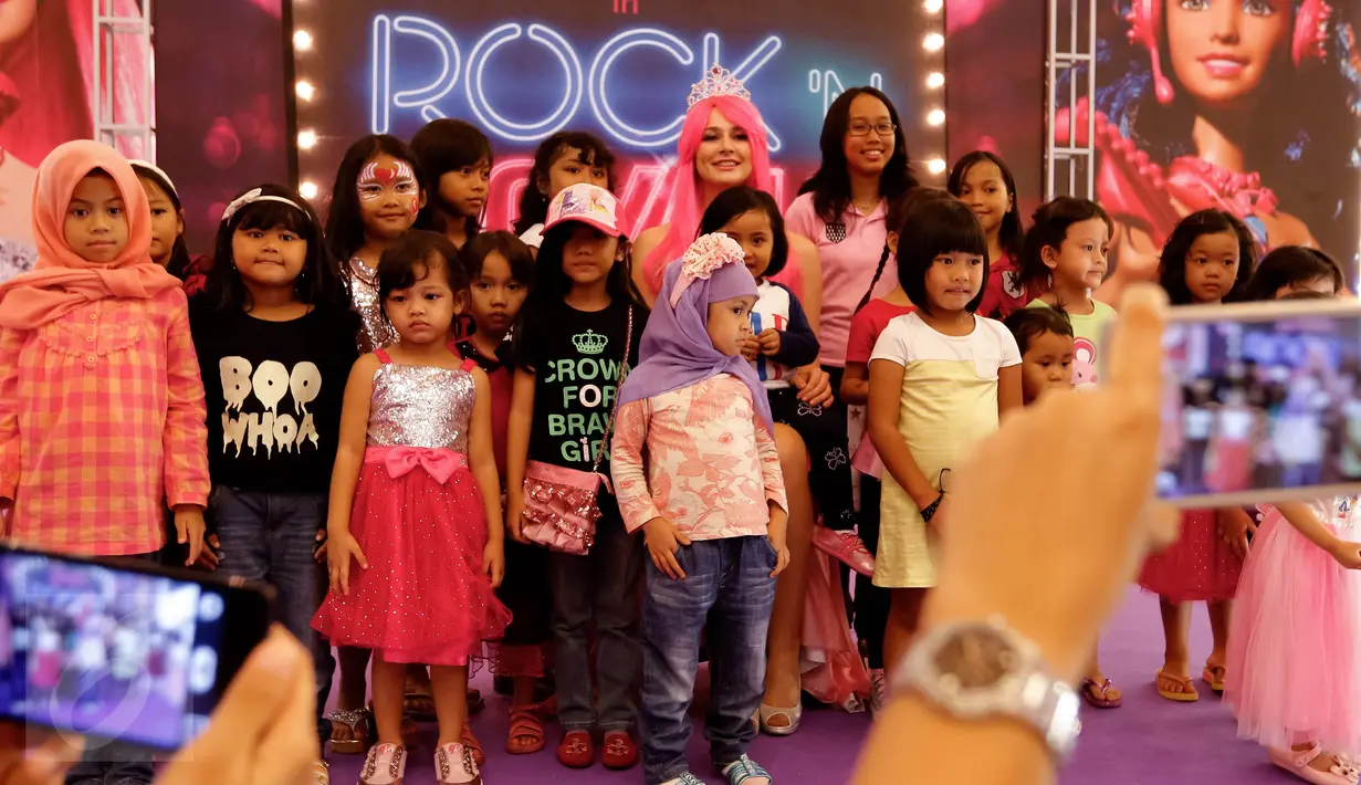Anak-anak foto bersama wanita cantik berkarakter Barbie di pusat perbelanjaan Lippo Mall Kemang, Jakarta, (19/12). Karakter Barbie yang didatangkan dari Rusia hadir setiap sore saat liburan sekolah dan jelang perayaan Natal. (Liputan6.com/Fery Pradolo)