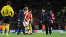 Cesc Fabregas pernah bermain dengan cedera patah kaki saat Arsenal melawan Barcelona di perempatfinal Liga Champions 2010. Hebatnya lagi, ia berhasil melakukan eksekusi tendangan penalti yang berbuah menjadi gol. (AFP/Josep Lago)