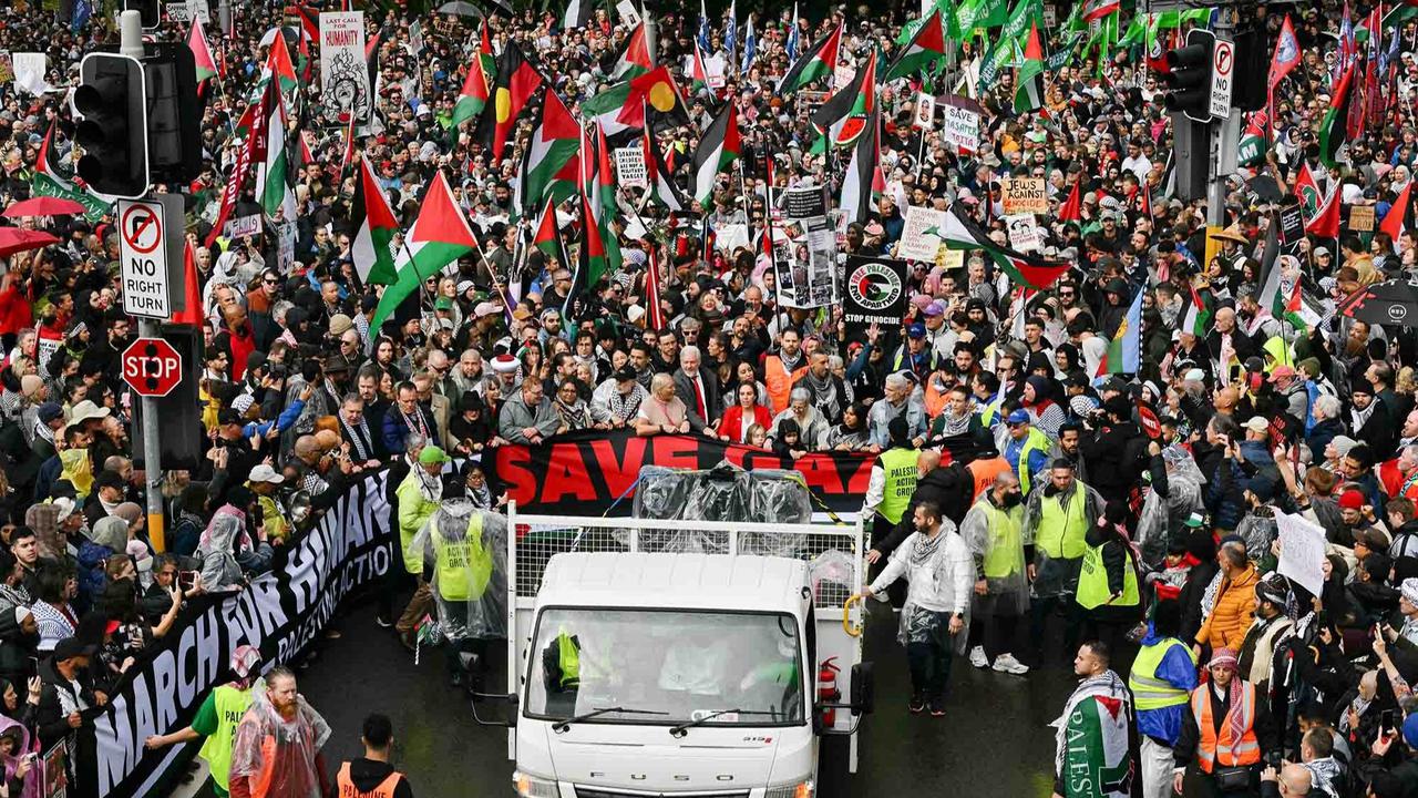 FOTO: Ribuan Warga Tumpah Ruah di Jembatan Sydney, Seruan Global untuk Gaza Menggema di Tengah Hujan