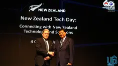 Menteri Perindustrian RI, Airlangga Hartarto bersalaman dengan Wakil PM sekaligus Menlu Selandia Baru, Winston Peters usai membuka New Zealand Tech Day 2018 di Jakarta, Kamis (4/10). (Foto:Istimewa)
