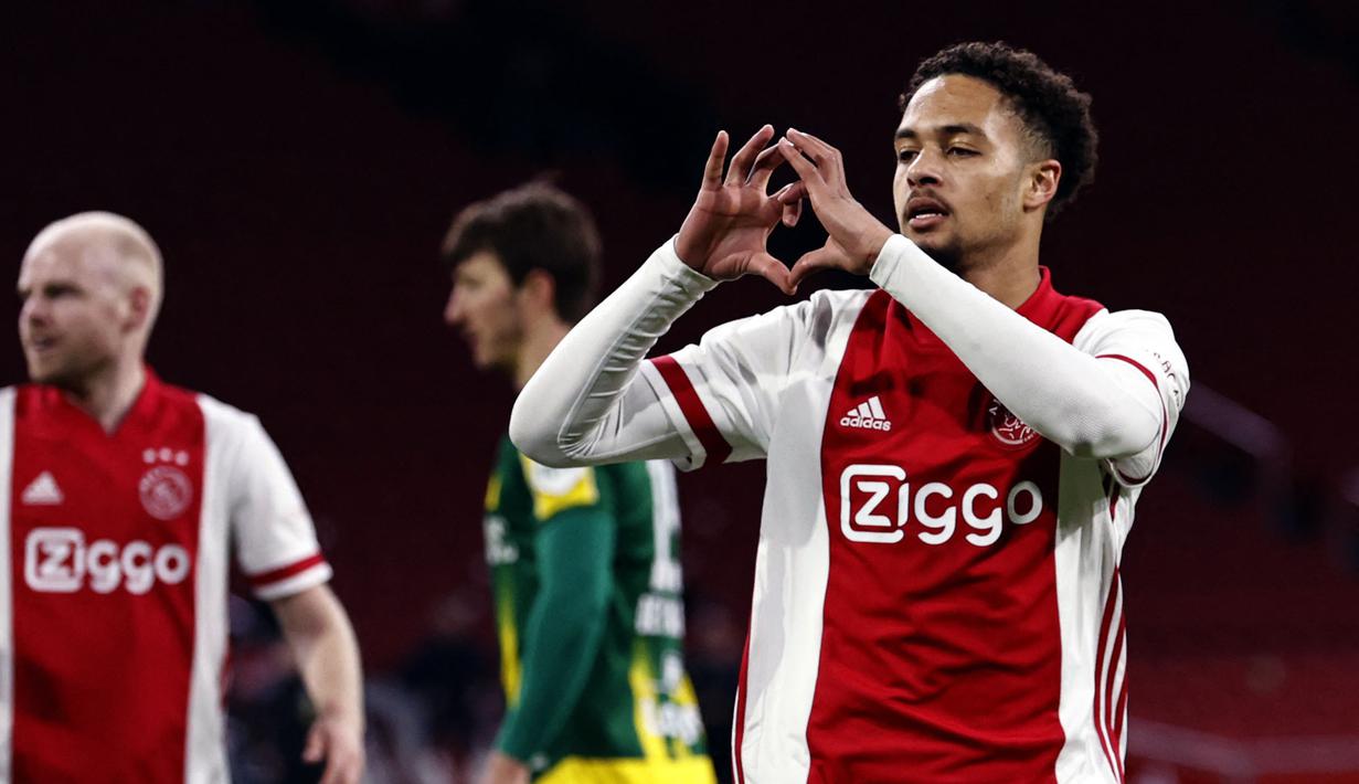 Devyne Rensch merupakan bek kanan Ajax Amsterdam. Meski sering dimainkan oleh Erik Ten Hag dari bangku cadangan, ia sudah mencatatkan 30 penampilan di semua kompetisi. Rensch bisa jadi opsi untuk menambah kedalaman skuat yang diisi oleh Aaron Wan-Bissaka dan Diogo Dalot. (AFP/Maurice Van Steen)