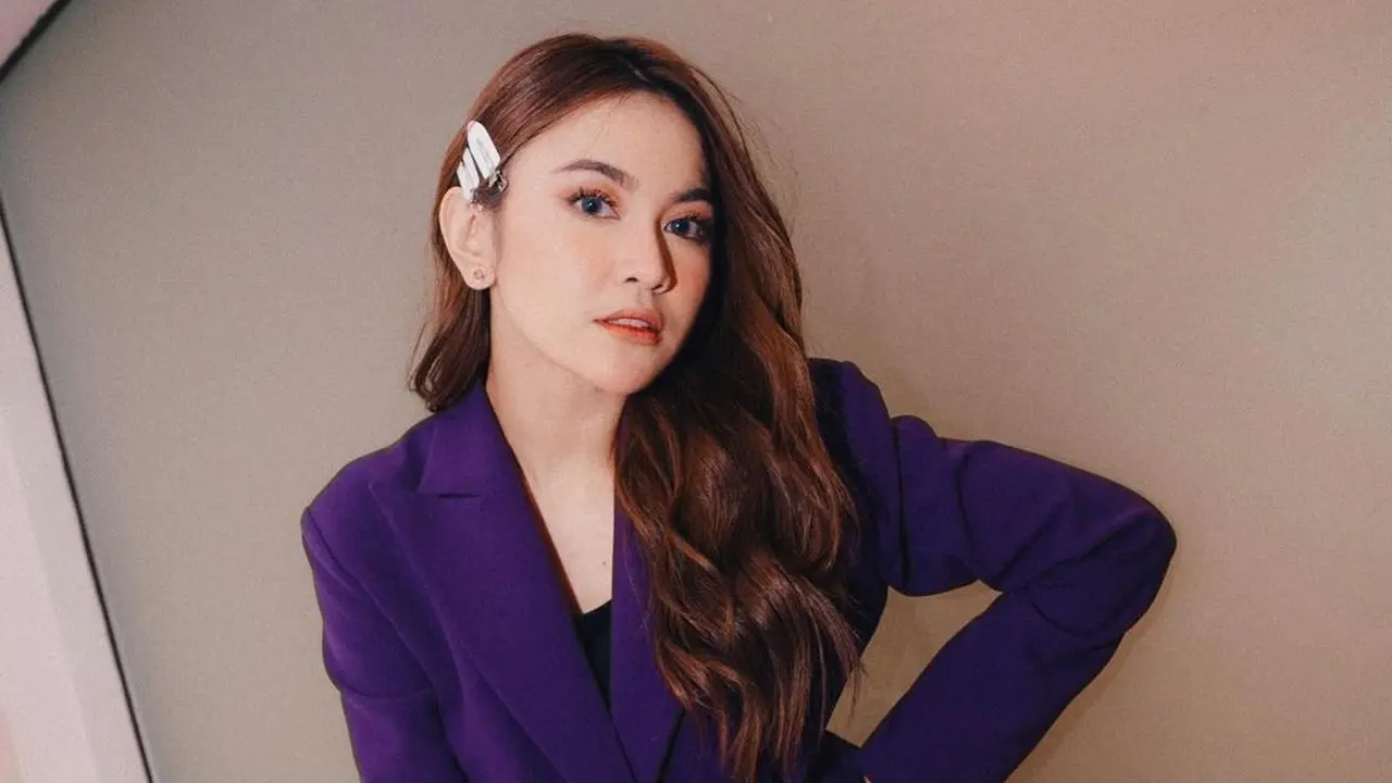 8 Padu Padan Outfit Mahalini Raharja dengan Blazer yang Terlihat Maskulin