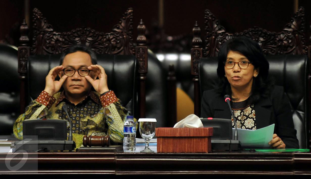 Ketua MPR Zulkifli Hasan (kiri) dan Ketua Dewan Pembina Kontras Suciwati saat kegiatan Sosialisasi Empat Pilar di Gedung Nusantara V DPR RI, Jakarta, Jumat (13/11). Acara ini dihadiri Kontras dan keluarga korban pelanggaran HAM. (Liputan6.com/Johan Tallo)