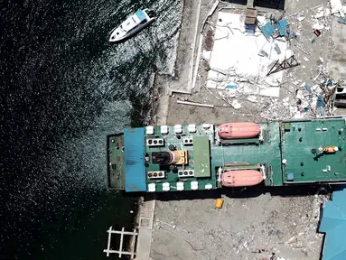 Pandangan udara, sebuah kapal KM Sabuk Nusantara 39 terseret ombak akibat tsunami Pelabuhan Wani, Donggala, Sulawesi Tengah Kamis (4/10). Kapal yang sedang bersandar terbawa arus hingga 70 meter. (Liputan6.com/Fery Pradolo)