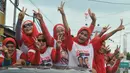 Ibu-ibu simpatisan pendukung Jokowi-JK terlihat kompak mengenakan kaos bergambar pasangan capres cawapres nomor urut dua tersebut sembari memberikan salam dua jari, Subang, Selasa (17/6/14). (Liputan6.com/Herman Zakharia)