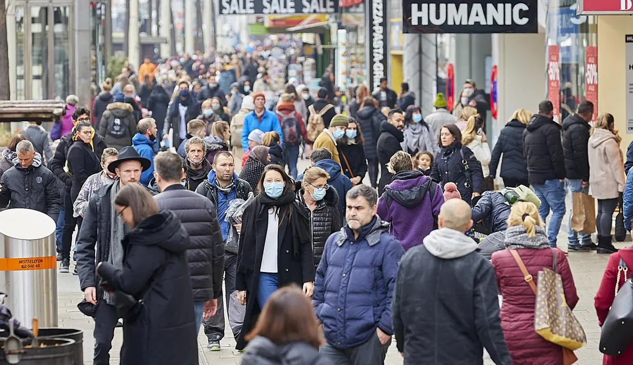 Orang-orang berbelanja di kawasan perbelanjaan Mariahilfer selama akhir pekan menjelang peningkatan aturan lockdown di Wina, Austria, 14 November 2020. Austria memerintahkan lockdown nasional selama tiga pekan mulai 17 November untuk membatasi penyebaran COVID-19. (Xinhua/Georges Schneider)