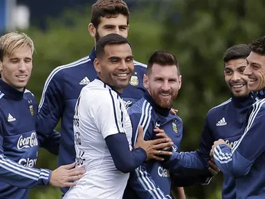 Lionel Messi (tengah) dan rekan-rekannya bercanda saat melakukan sesi latihan jelang laga kualifikasi Piala Dunia 2018 di Ezeiza, Buenos Aires, (3/10/2017).  Argentina akan melawan Peru pada 6 oktober 2017. (AP /Victor R. Caivano)