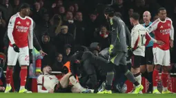 Gabriel Martinelli merespon dengan melempar bola ke badan Bradley bahkan berusaha memindahkannya keluar lapangan saat sang pemain masih terkapar kesakitan. Hal itu sontak memicu ketegangan antar pemain. (AP Photo/Ian Walton)