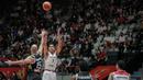 <p>Pemain Timnas Basket Indonesia, Derrick Michael Xzavierro (kanan kedua) berusaha mencetak poin saat matchday kedua Grup A FIBA Asia Cup 2022 antara Timnas Basket Indonesia melawan Timnas Basket Yordania di Istora Senayan, Jakarta, Kamis (14/07/2022). (Bola.com/Bagaskara Lazuardi)</p>