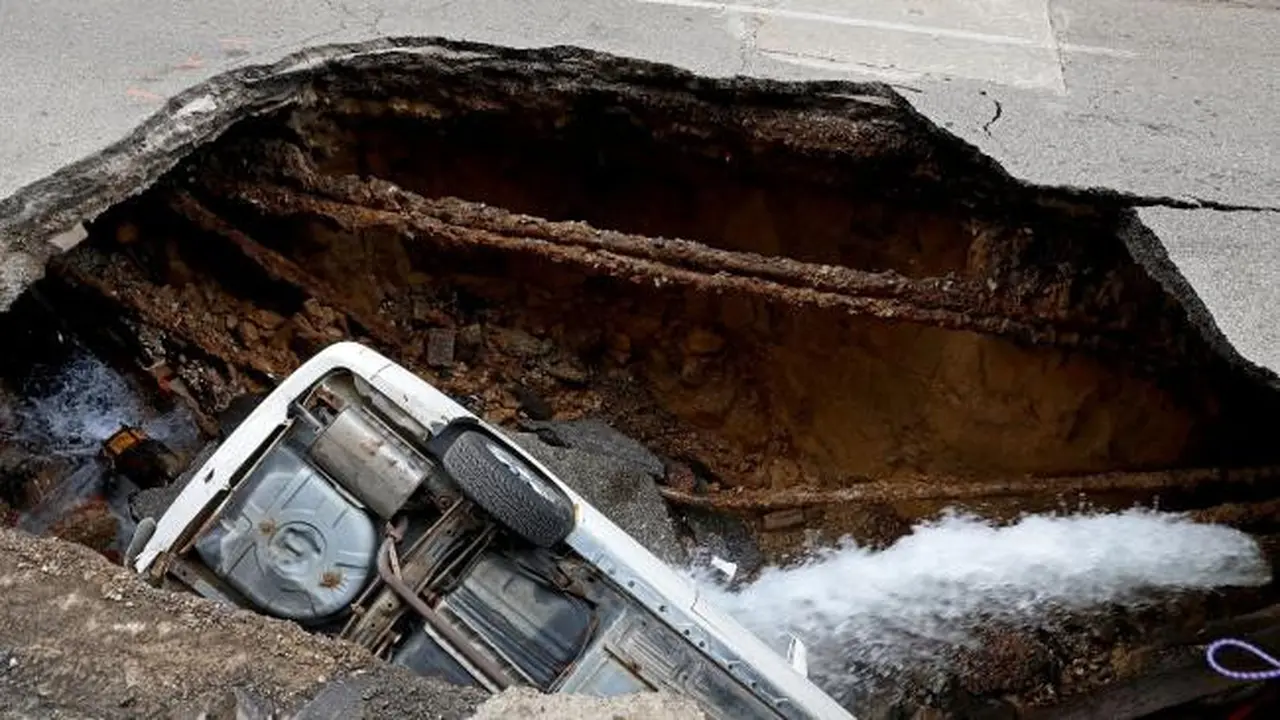 Sinkhole di St.Louis, Amerika Serikat yang 'menelan' mobil di parkiran. (AP)