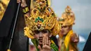 Penari tampil pada aksi tari kolosal Gandrung Sewu di Pantai Boom, Banyuwangi, 12 Oktober 2019. Aksi kolosal 1.350 penari gandrung dengan tema Panji-Panji Sunangkoro itu, dibalut dalam sendratari berkisah tentang perjuangan heroik rakyat Blambangan melawan kolonialisme Belanda. (Juni Kriswanto/AFP)