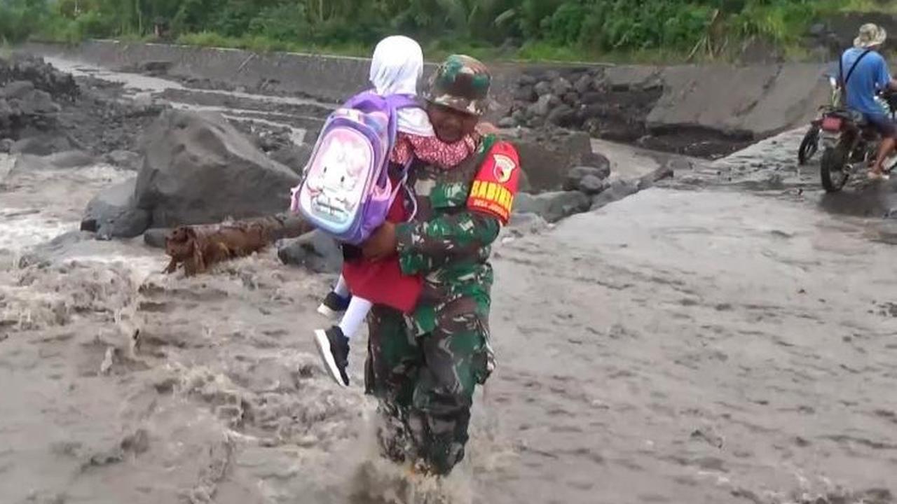 Aksi Heroik Babinsa Serka Novi Wahyu Gendong Siswa Seberangi Banjir Gunung Semeru