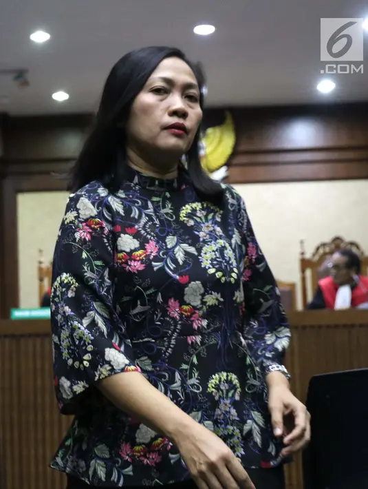 Direktur Keuangan PT Inersia Ampak Engineer (IAE), M Indung Andriani saat menjalani sidang pembacaan putusan sela di Pengadilan Tipikor, Jakarta, Rabu (11/9/2019). Dalam putusan sela, majelis hakim menolak eksepsi yang diajukan M Indung Andriani. (Liputan6.com/Helmi Fithriansyah)