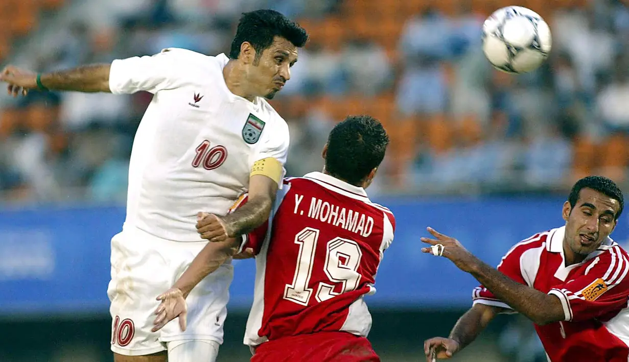 Ali Daei. Striker Timnas Iran yang pensiun pada 2007 ini mengoleksi 8 hattrick dari total 109 gol dalam 149 laga internasional. Hattrick pertamanya dibuat saat ia mencetak 3 gol ke gawang Maladewa pada laga Kualifikasi Piala Asia, 31 Maret 2000 yang berkesudahan 8-0. (AFP/Goh Chai Hin)