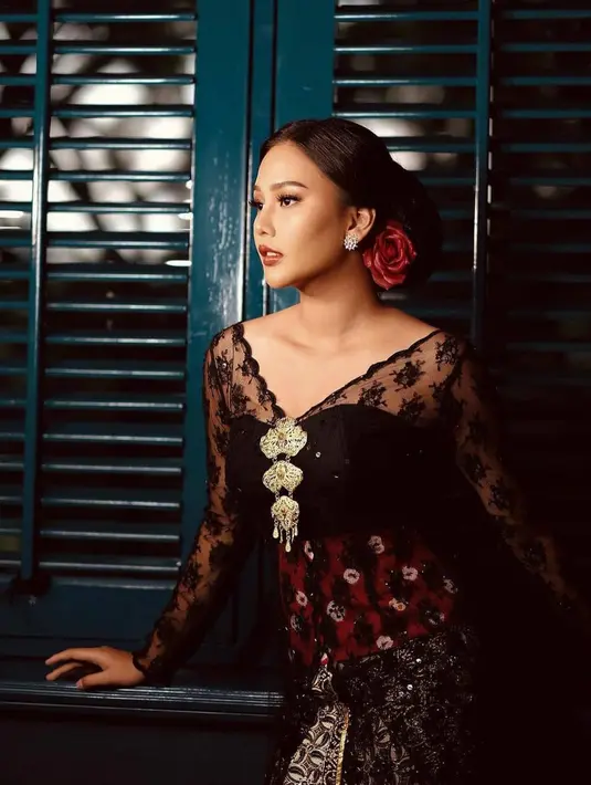 Tampilan kebaya modern lainnya ditunjukkan Dara Arafah. Ia kenakan kebaya hitam dengan v-neck dan bros emas [@daraarafah]