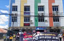 Misteri 1 Tahun Kasus Bom Molotov Kantor Jubi: Jurnalis Papua Tuntut Penuntasan Hukum