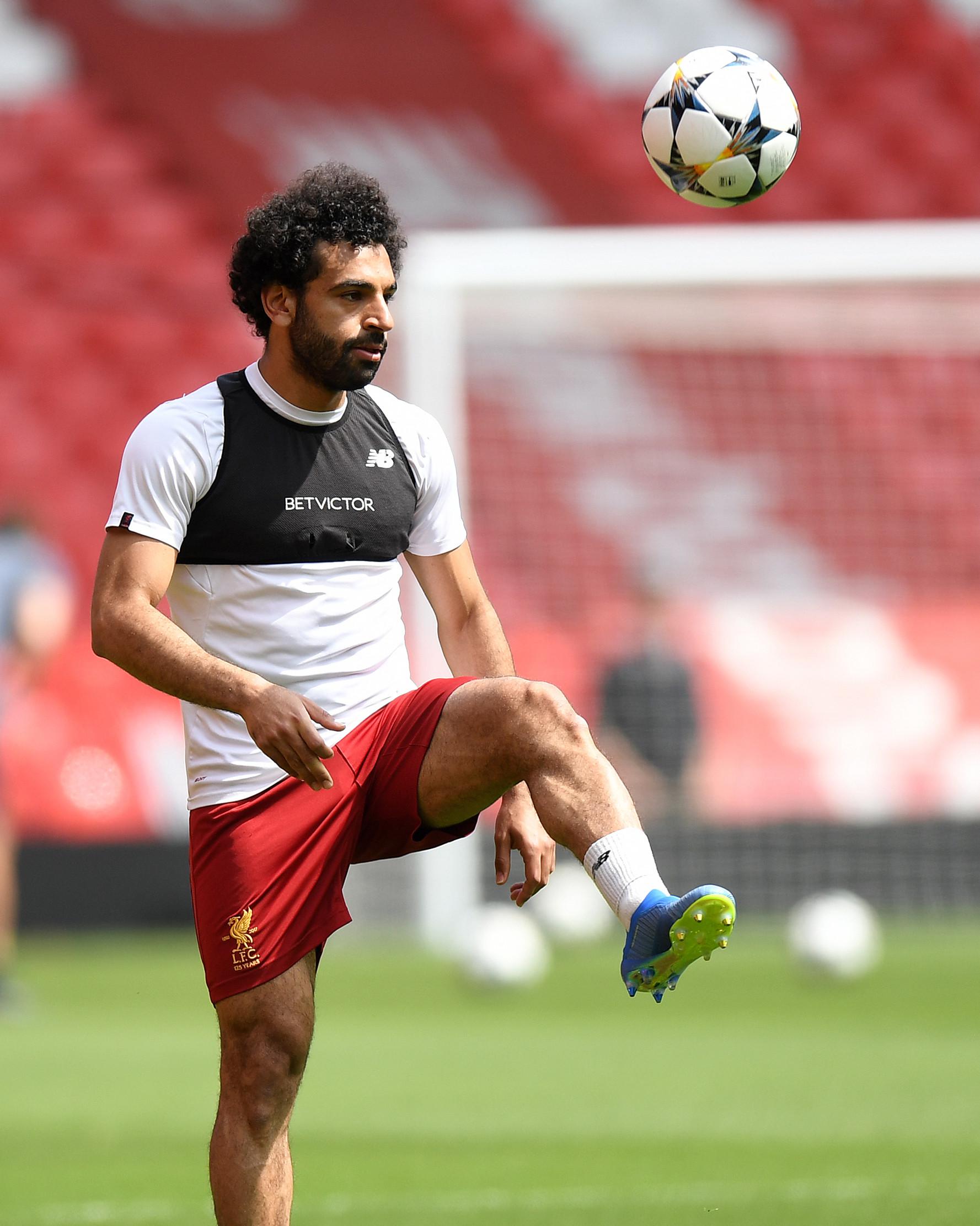 Gelandang Liverpool, Mohamed Salah berusaha mengontrol bola saat latihan tim di stadion Anfield, Inggris (21/5). Liverpool kali pertama menghadapi Madrid di final Piala Champions musim 1980/1981. (AFP Photo/Paul Ellis)