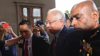 Mantan Perdana Menteri Malaysia, Najib Razak tiba untuk menjalani sidang dakwaan di Pengadilan Kuala Lumpur, Rabu (4/7). Sejumlah pejabat partai Najib, United Malaysia National Organisation (UMNO), turut hadir dalam persidangan. (AFP/MOHD RASFAN)